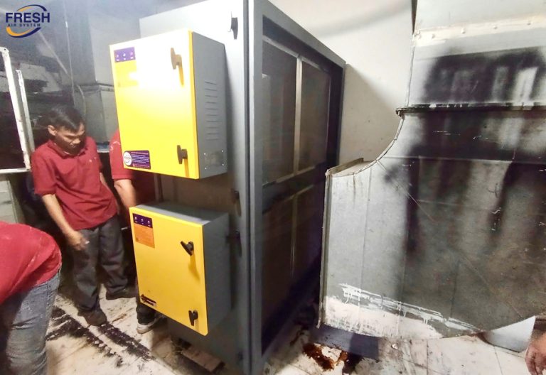 xu-ly-khi-thai-nha-bep-nha-hang-bang-may-loc-tinh-dien