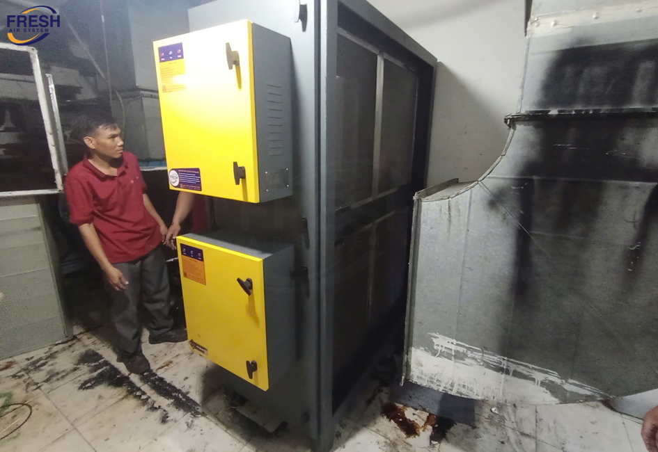 xu-ly-khi-thai-nha-bep-nha-hang-bang-may-loc-tinh-dien