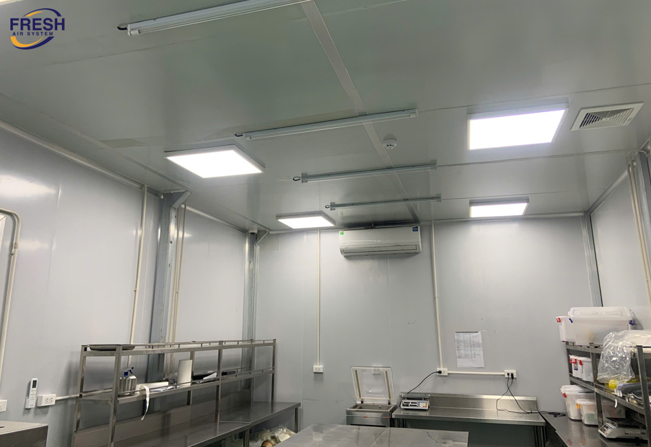 lap-dat-den-uv-khu-trung-treo-tuong-trong-phong-dong-goi-suat-an