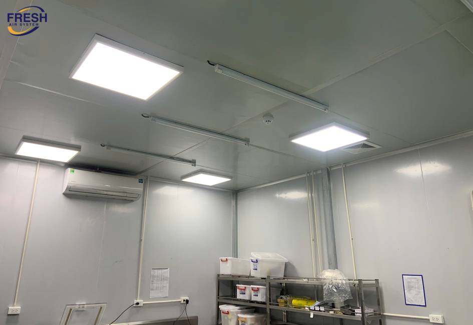 lap-dat-den-uv-khu-trung-treo-tuong-trong-phong-dong-goi-suat-an