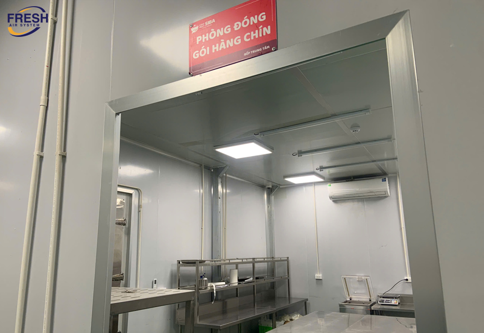 lap-dat-den-uv-khu-trung-treo-tuong-trong-phong-dong-goi-suat-an