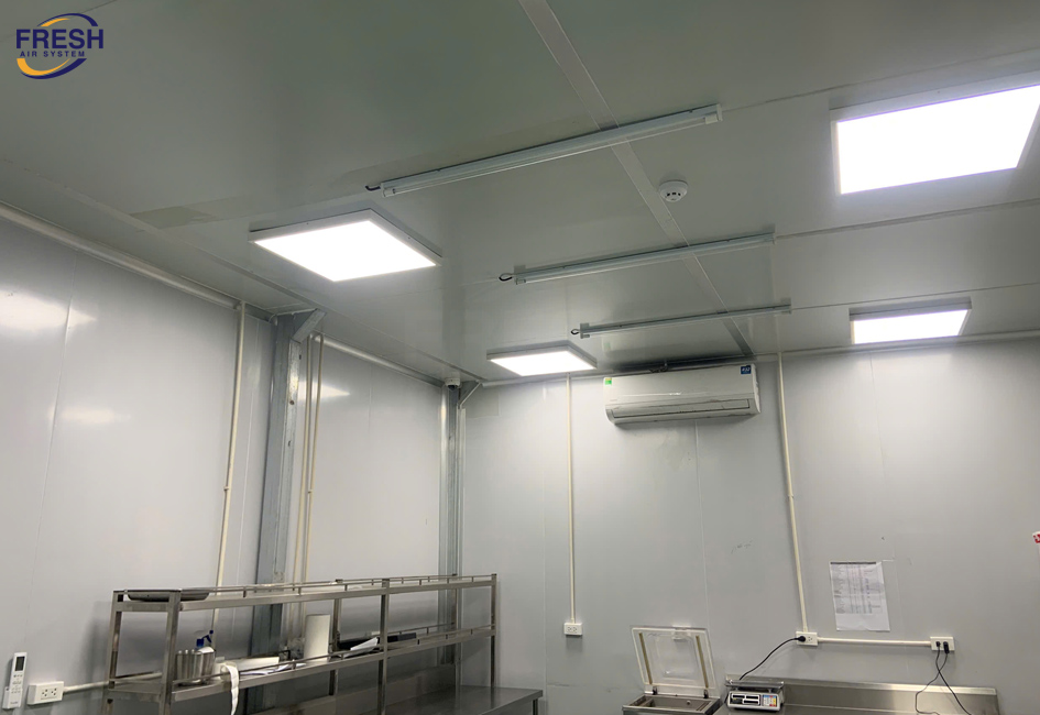 lap-dat-den-uv-khu-trung-treo-tuong-trong-phong-dong-goi-suat-an