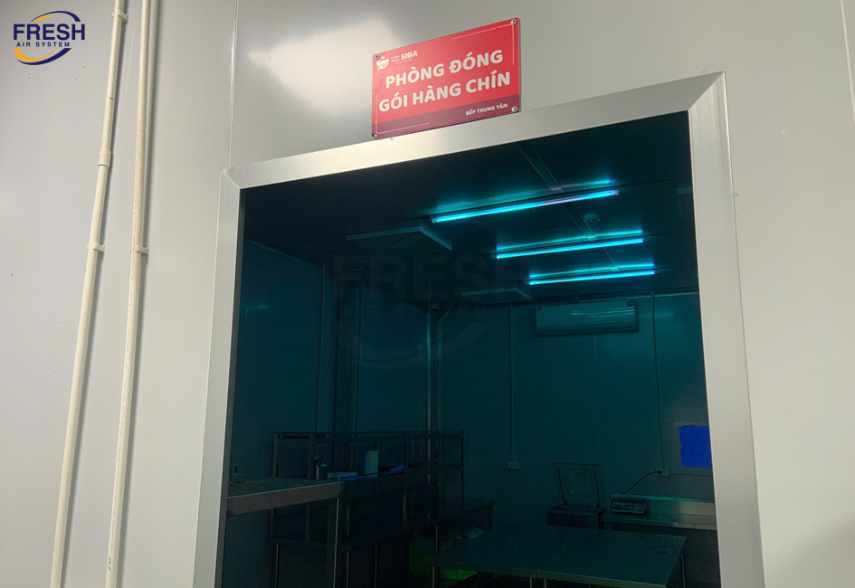 lap-dat-den-uv-khu-trung-treo-tuong-trong-phong-dong-goi-suat-an