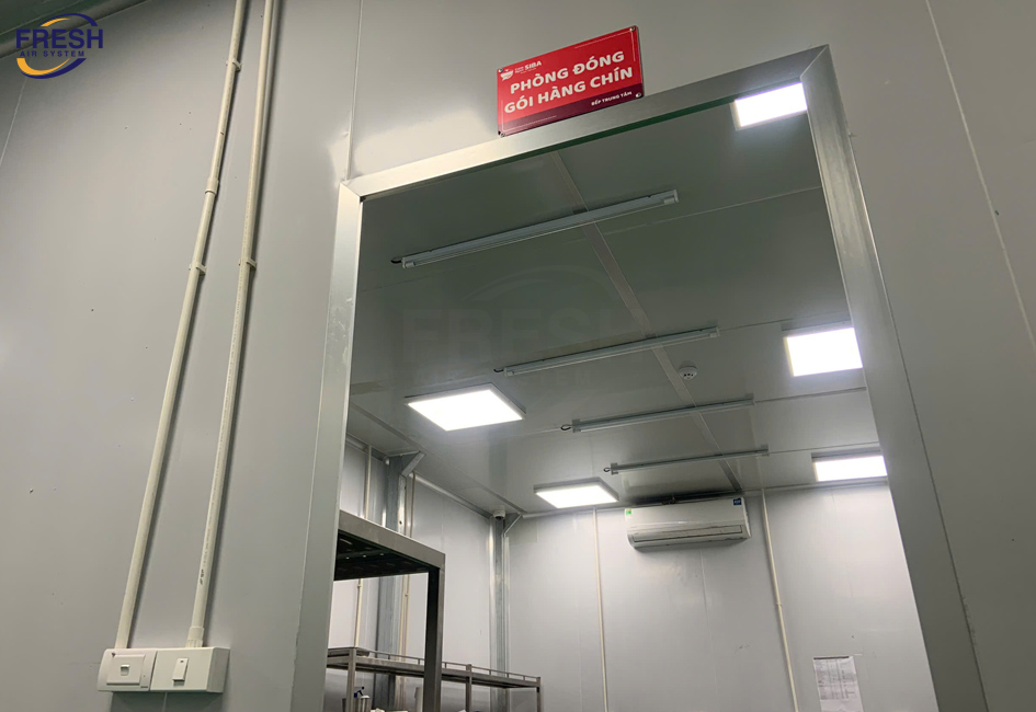 lap-dat-den-uv-khu-trung-treo-tuong-trong-phong-dong-goi-suat-an