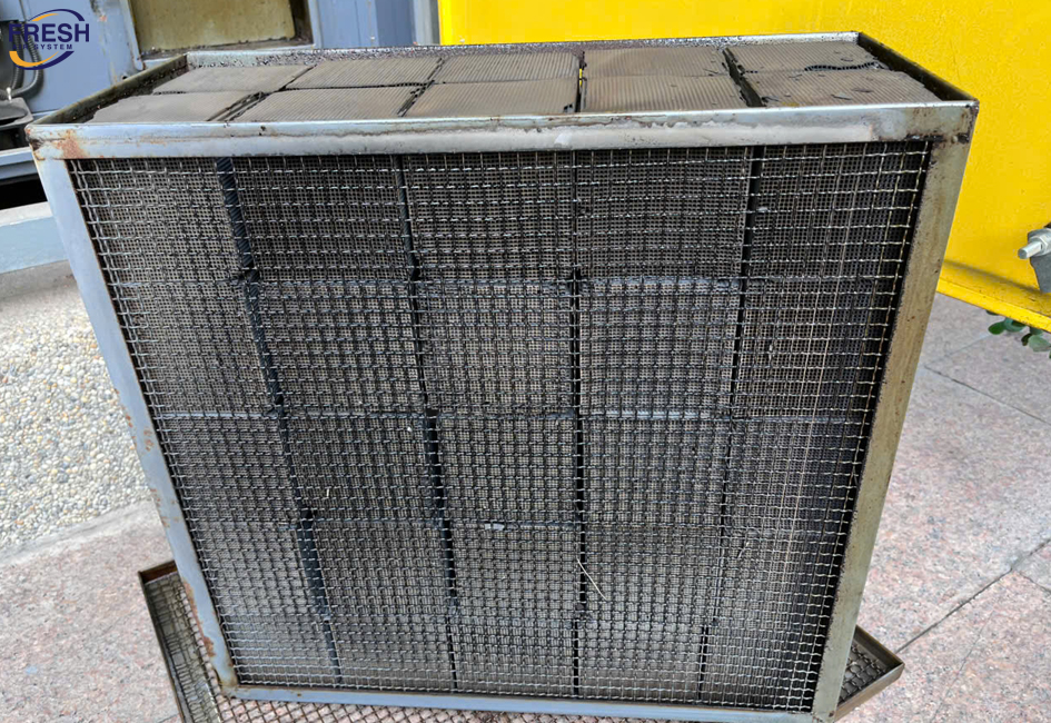 thay-than-to-ong-cho-may-loc-tinh-dien-xu-ly-khoi-mui-bep